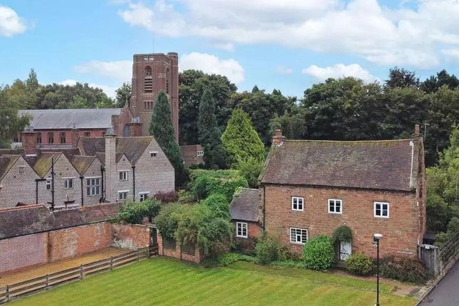 4 bed detached house