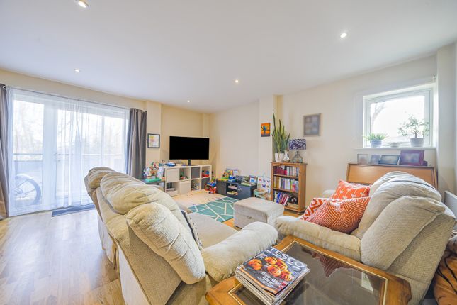 Hither Green Lane, London 2 bed apartment for sale