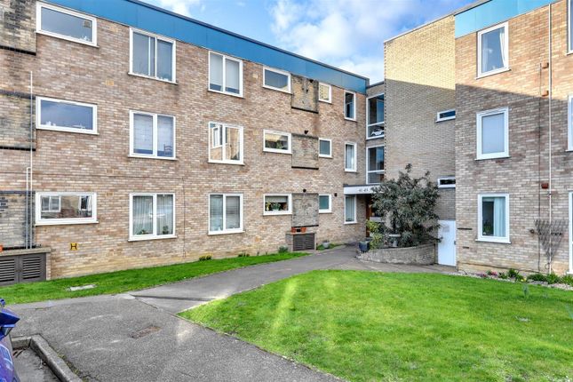 Thornton Court, Cambridge CB3 3 bed flat for sale