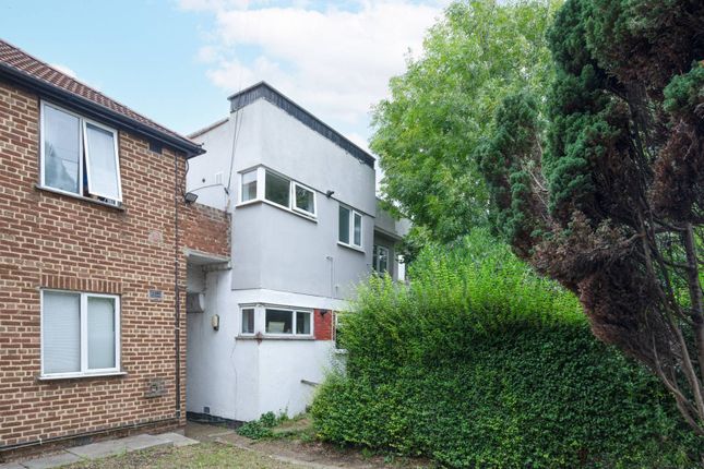 Morden Road, Mitcham, CR4 2 bed maisonette for sale