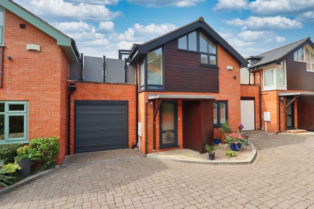 3 bed link detached house