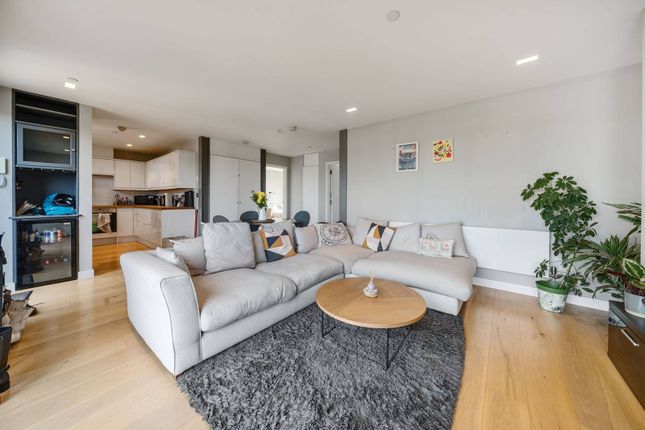 Sandhurst Court, Brixton, London, SW2 2 bed flat for sale