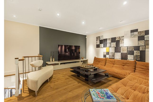 5 bed detached house