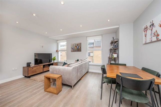 The Causeway, Teddington TW11 2 bed flat for sale