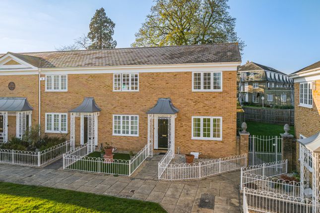 Aspen Square, Weybridge, KT13 2 bed end of terrace house for sale