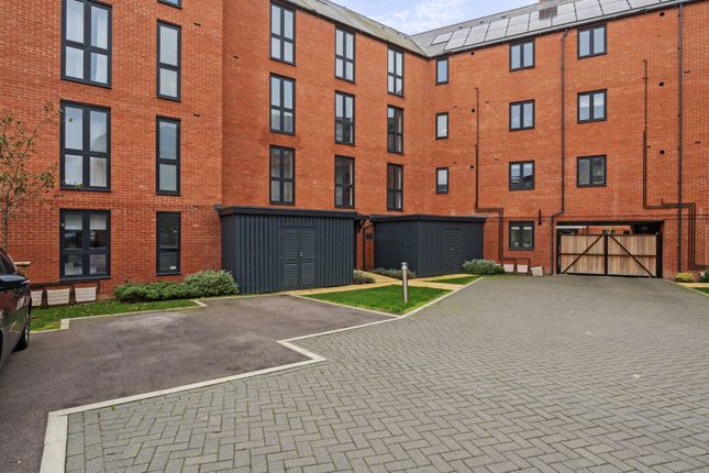 Field Court, Berkshire RG40 1 bed apartment for sale