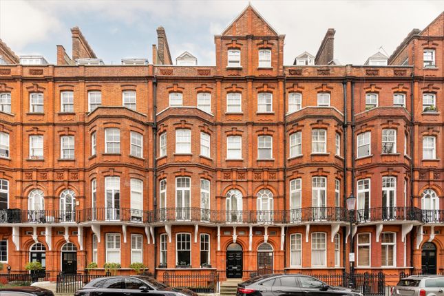 Kensington Court, London, W8 3 bed flat for sale