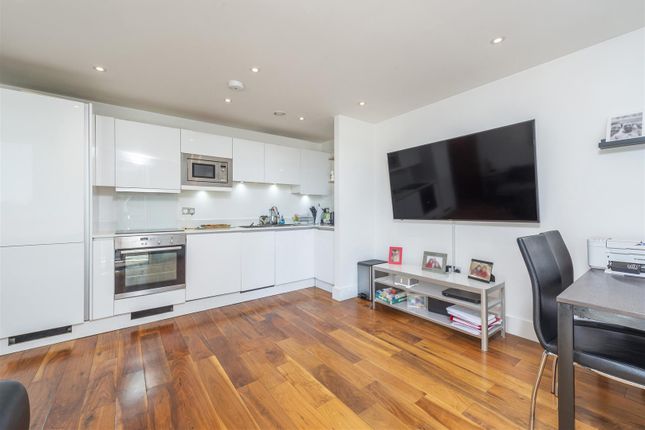 Flower Lane, Mill Hill, London 2 bed flat for sale