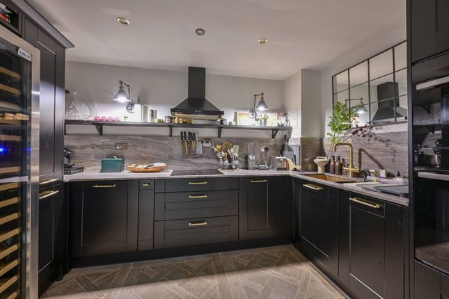 Smugglers Way, Wandsworth, London, SW18 2 bed flat for sale