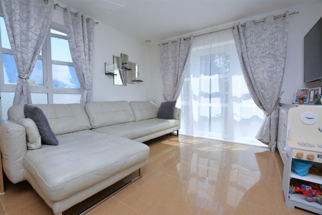 Furlong Avenue, Mitcham CR4 2 bed flat for sale