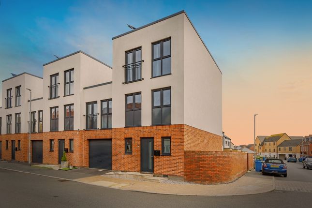3 bed end terrace house