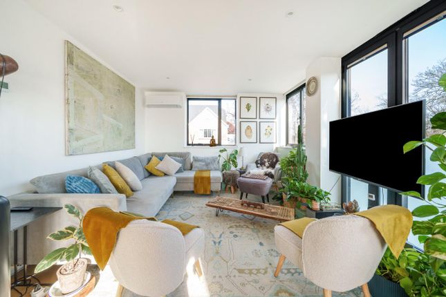 Goldsmith Close, Acton, London, W3 2 bed flat for sale