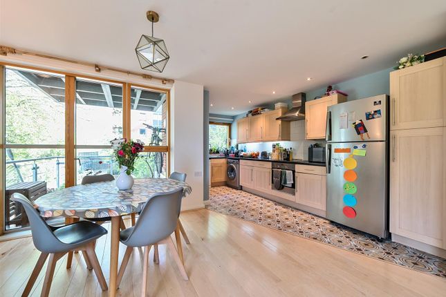 Donnington Road, London, NW10 2 bed apartment for sale