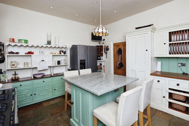 4 bed detached house