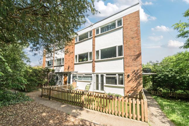 Devoke Way, Walton On Thames, Surrey... 2 bed maisonette for sale