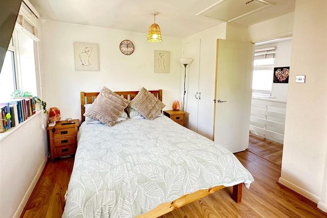 3 bed link detached house
