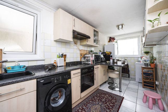 Wellington Way, Bow, London, E3 2 bed flat for sale