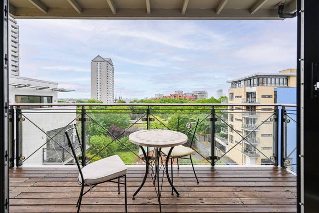 Ocean Wharf, Canary Wharf, London, E14 2 bed flat for sale