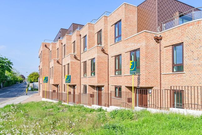 60 Larkshall Road, London E4 3 bed house for sale