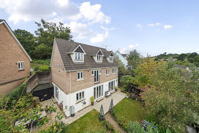 5 bed detached house