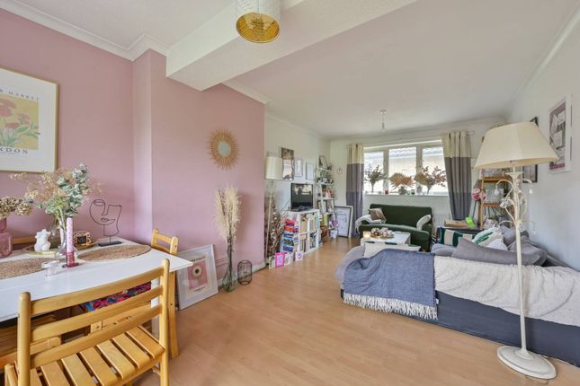 Queensmere Road, Wimbledon Park... 2 bed flat for sale