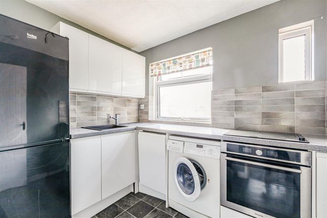 Brantwood Gardens, West Byfleet KT14 2 bed flat for sale