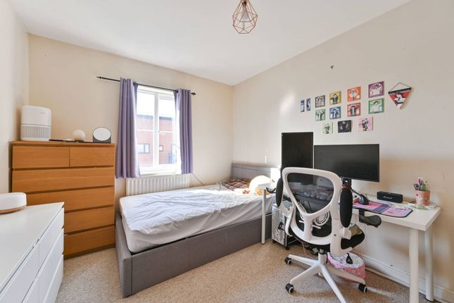 Chandler Way, Peckham, London, SE15 2 bed flat for sale