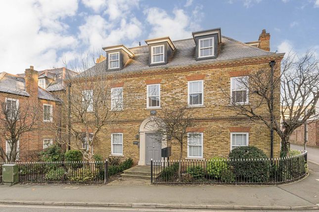 Baker Street, Weybridge KT13 2 bed flat for sale