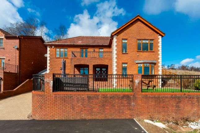 5 bed detached house