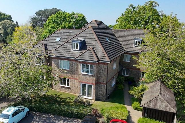 Woodgate Close, Cobham, Surrey, KT11 2 bed apartment for sale