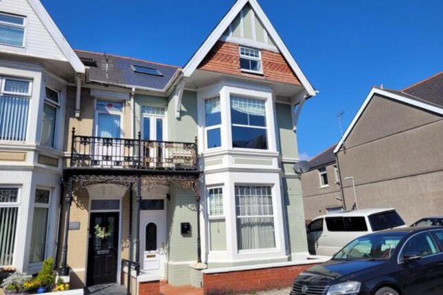 ESPLANADE AVENUE, PORTHCAWL, CF36 3YU 2 bed maisonette for sale