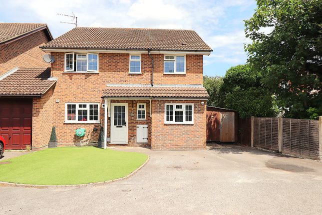 Comfrey Close, FARNBOROUGH GU14 4 bed link detached house for sale