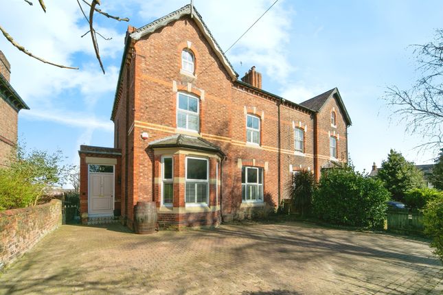 6 bedroom semi-detached house for sale