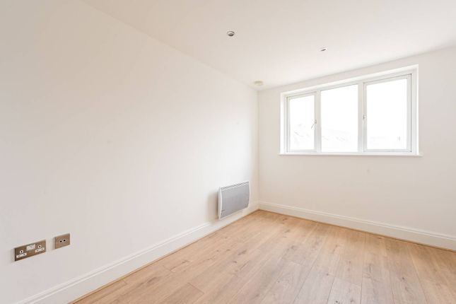 Oakbark House, Brentford, TW8 2 bed flat for sale