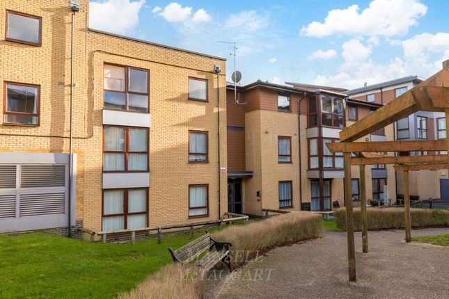 Commonwealth Drive, Crawley RH10 2 bed flat for sale