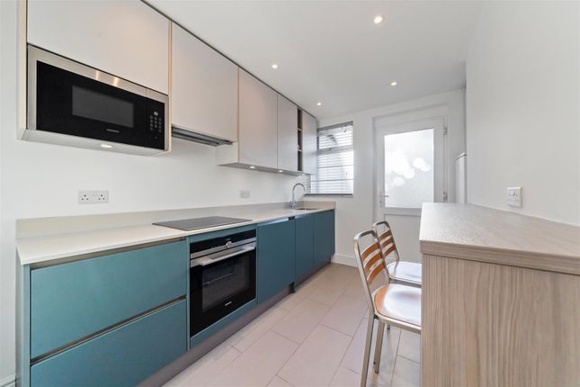 Durham Close, West Wimbledon SW20 2 bed flat for sale