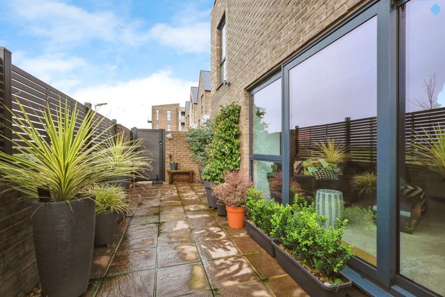 3 bedroom town house for sale