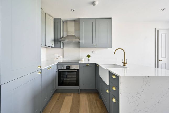 73 Earlsfield Road, London SW18 2 bed flat for sale
