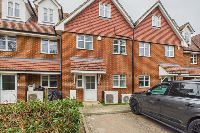 Loxley Close, Byfleet, Surrey, KT14 4 bed terraced house for sale
