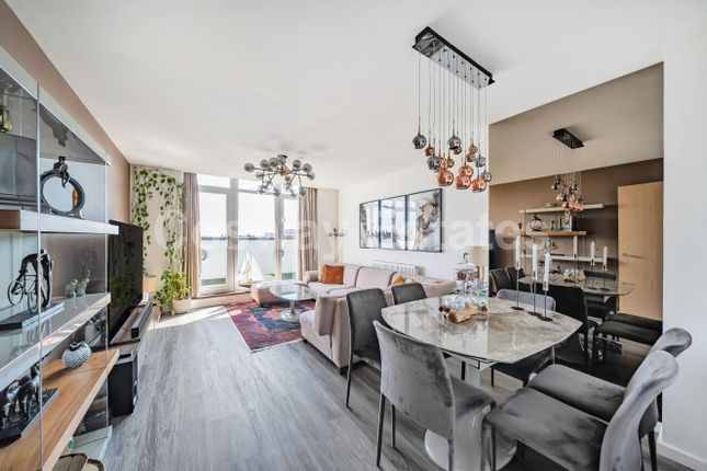 Peacock Close, Mill Hill, NW7 2 bed penthouse for sale