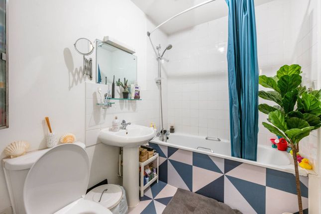Kinglet Close, Forest Gate, London, E7 2 bed flat for sale
