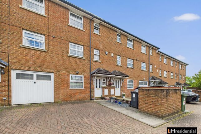 Kensington Way, Borehamwood WD6 3 bed terraced house for sale