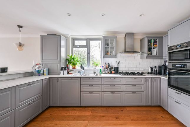 Lee High Road, Blackheath, London, SE12 2 bed flat for sale