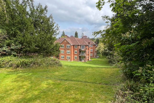 Harestone Valley Road, Caterham CR3 2 bed flat for sale