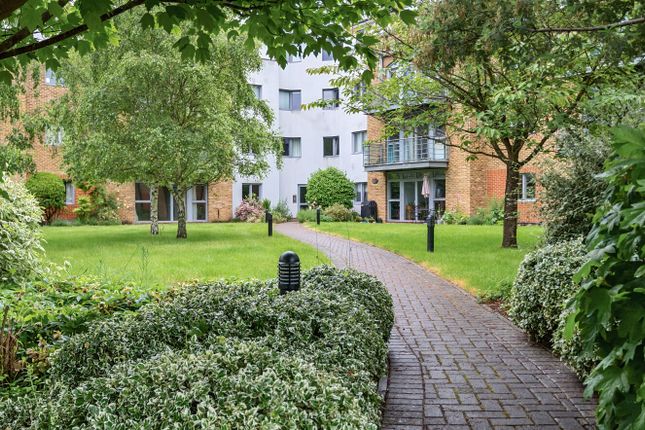 Woolsack Way, Godalming, Surrey, GU7 2 bed apartment for sale