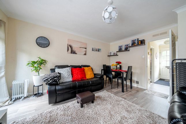 Nash Gardens, Surrey RH1 2 bed terraced house for sale
