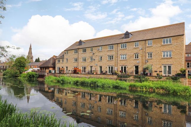 Riverside Place, Stamford, Lincolnshire 2 bed flat for sale
