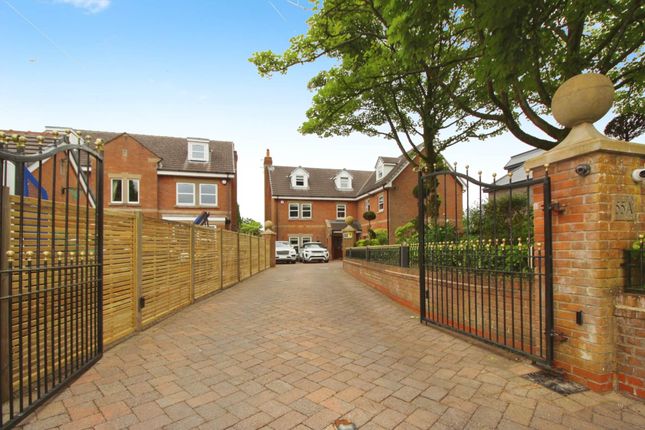 6 bed detached house