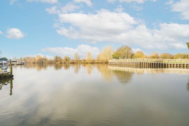 Anglers Reach, Surbiton KT6 2 bed flat for sale
