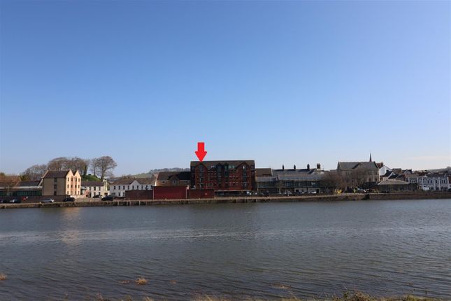 Riverside Court, Castle Street... 1 bed apartment for sale